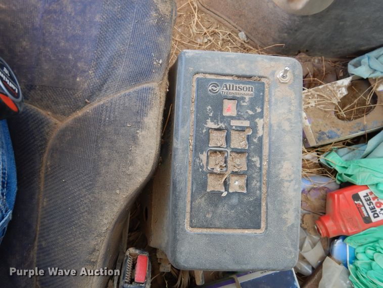 image for item GN9927 2004 Volvo VHD  truck cab and chassis