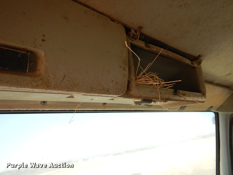 image for item GN9927 2004 Volvo VHD  truck cab and chassis