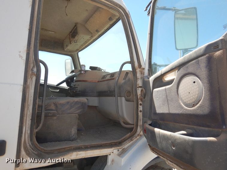 image for item GN9927 2004 Volvo VHD  truck cab and chassis