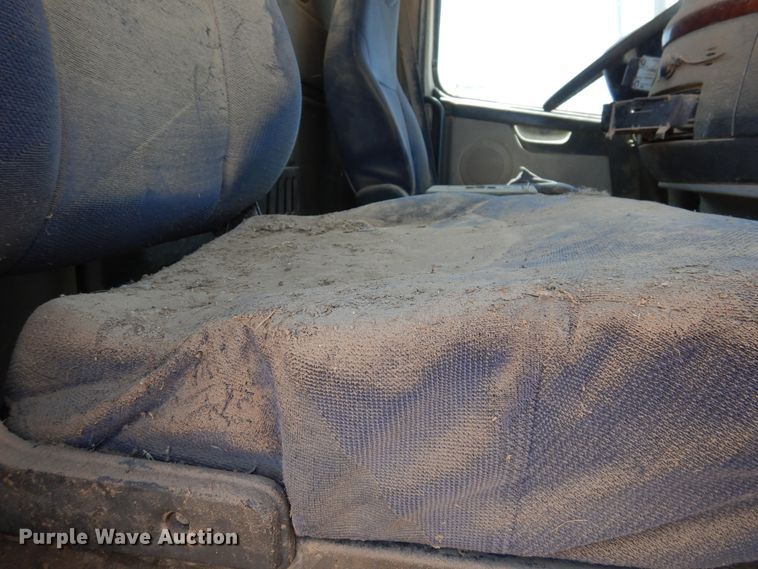 image for item GN9927 2004 Volvo VHD  truck cab and chassis