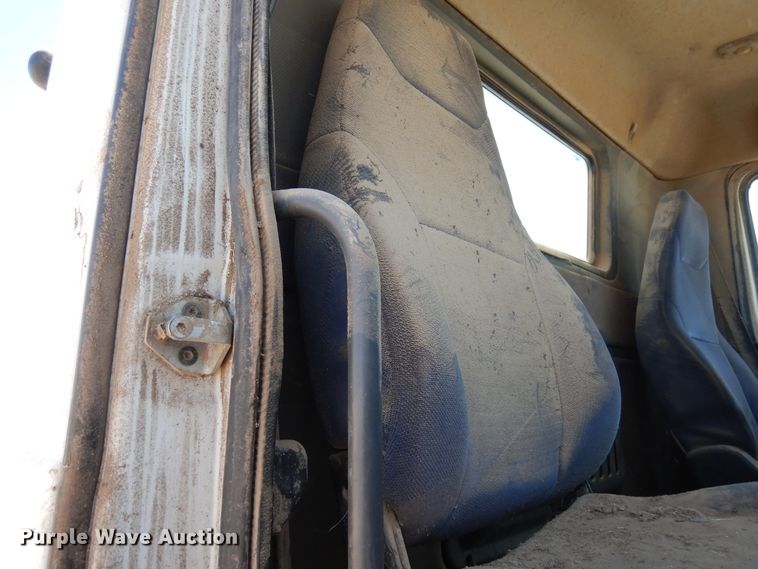 image for item GN9927 2004 Volvo VHD  truck cab and chassis