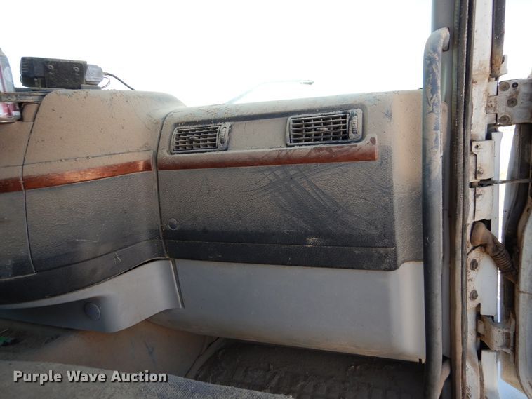 image for item GN9927 2004 Volvo VHD  truck cab and chassis