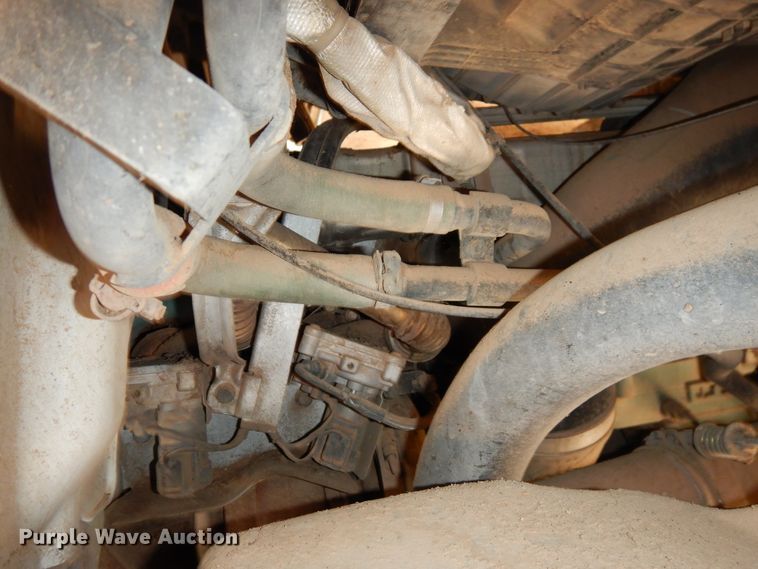 image for item GN9927 2004 Volvo VHD  truck cab and chassis