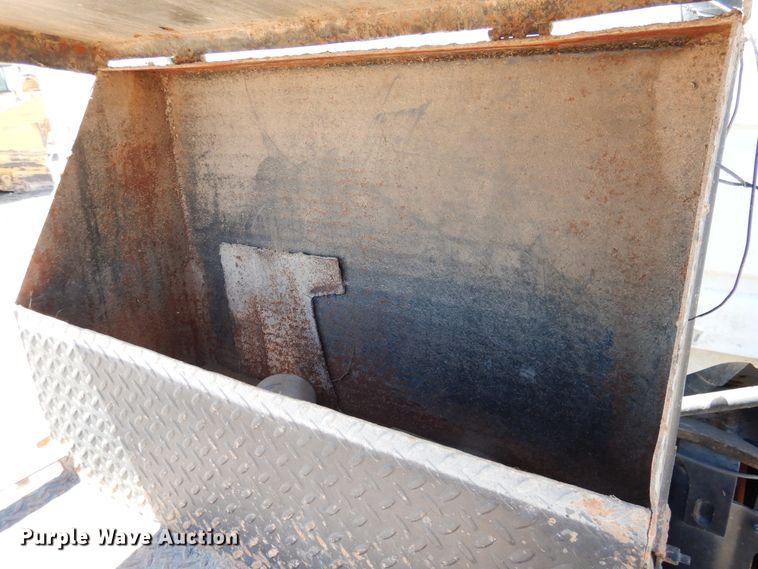 image for item GN9927 2004 Volvo VHD  truck cab and chassis