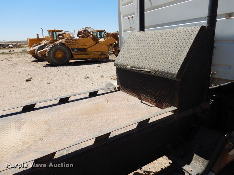 image for item GN9927 2004 Volvo VHD  truck cab and chassis