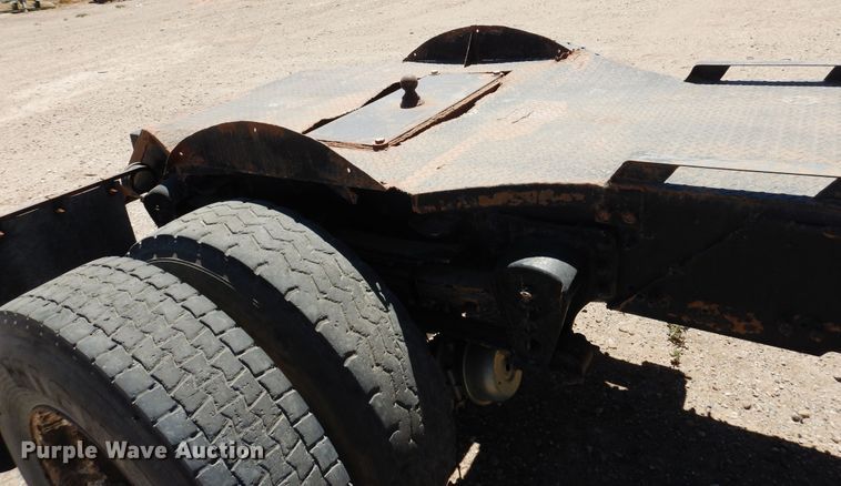 image for item GN9927 2004 Volvo VHD  truck cab and chassis