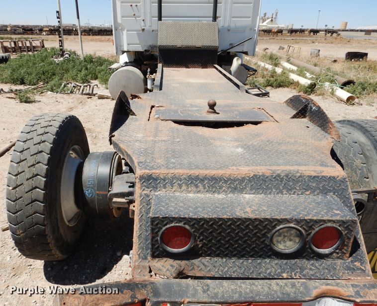 image for item GN9927 2004 Volvo VHD  truck cab and chassis