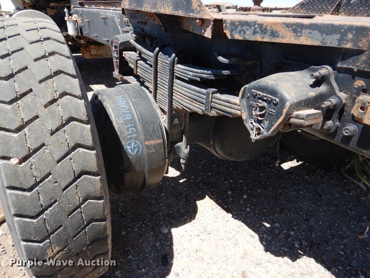 image for item GN9927 2004 Volvo VHD  truck cab and chassis