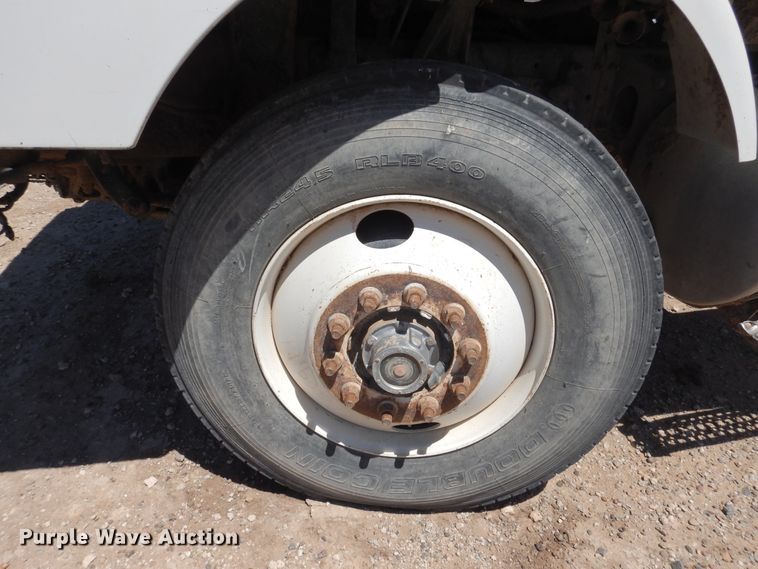 image for item GN9927 2004 Volvo VHD  truck cab and chassis