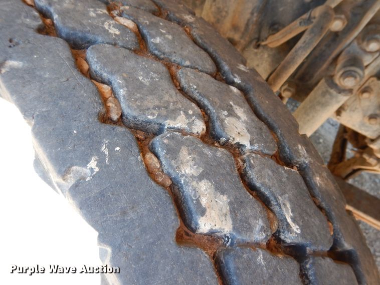 image for item GN9927 2004 Volvo VHD  truck cab and chassis