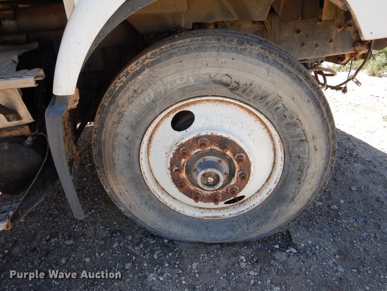 image for item GN9927 2004 Volvo VHD  truck cab and chassis