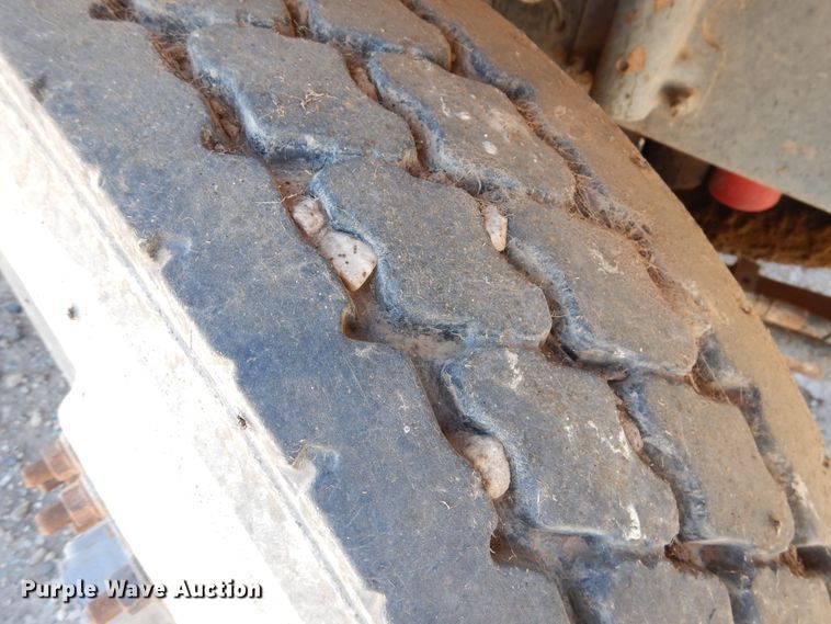 image for item GN9927 2004 Volvo VHD  truck cab and chassis