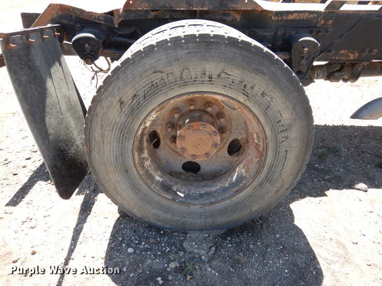 image for item GN9927 2004 Volvo VHD  truck cab and chassis