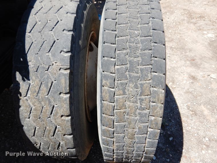 image for item GN9927 2004 Volvo VHD  truck cab and chassis