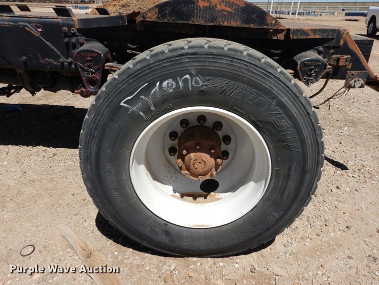 image for item GN9927 2004 Volvo VHD  truck cab and chassis