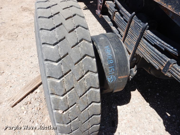 image for item GN9927 2004 Volvo VHD  truck cab and chassis