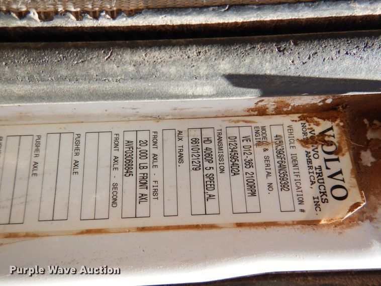 image for item GN9927 2004 Volvo VHD  truck cab and chassis