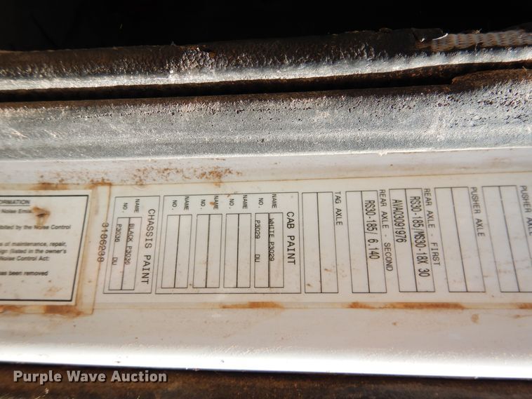 image for item GN9927 2004 Volvo VHD  truck cab and chassis