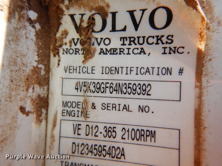image for item GN9927 2004 Volvo VHD  truck cab and chassis