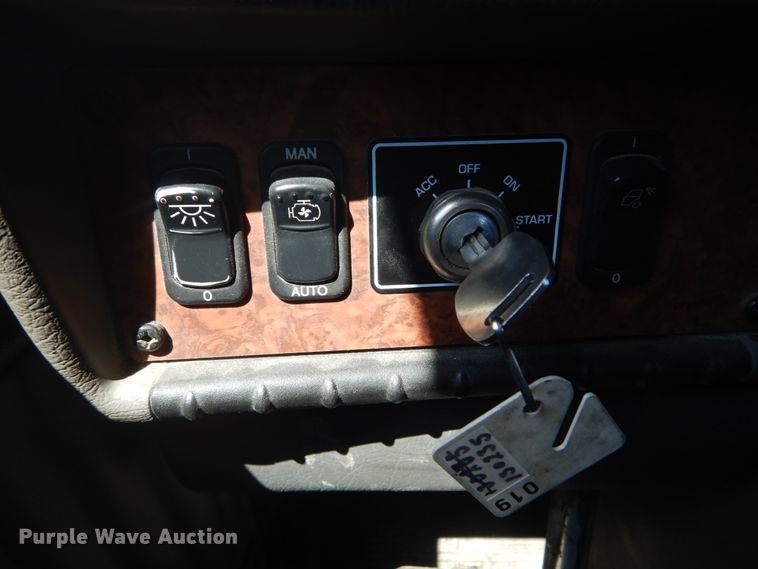 image for item GR9731 2003 Kenworth T800  truck cab and chassis