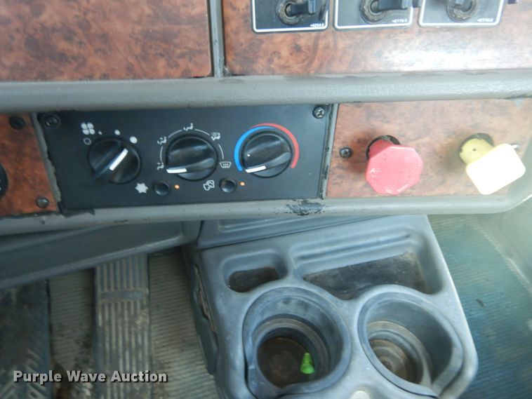 image for item GR9731 2003 Kenworth T800  truck cab and chassis