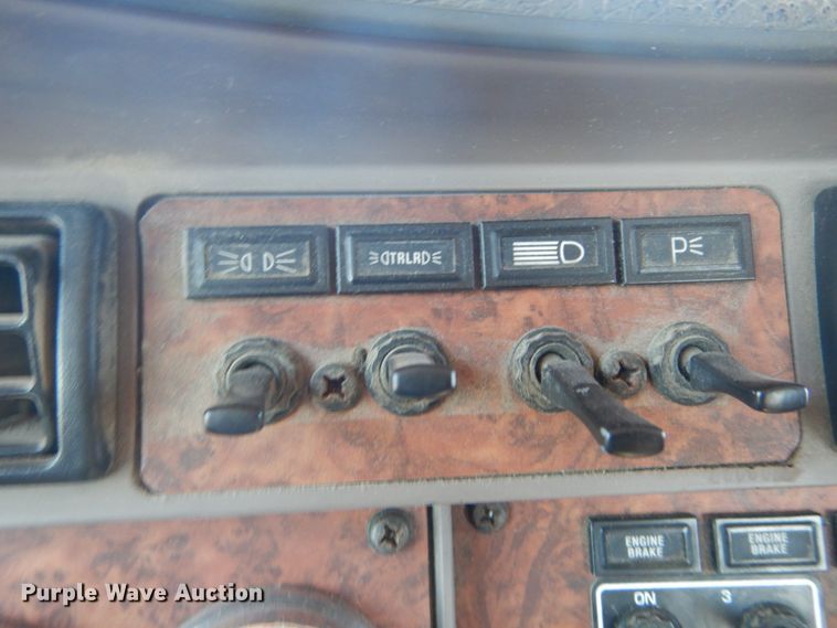 image for item GR9732 2003 Kenworth T800  truck cab and chassis