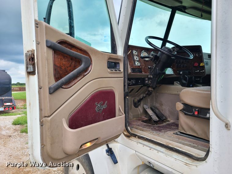 image for item GY9545 2005 International 9200i  semi truck