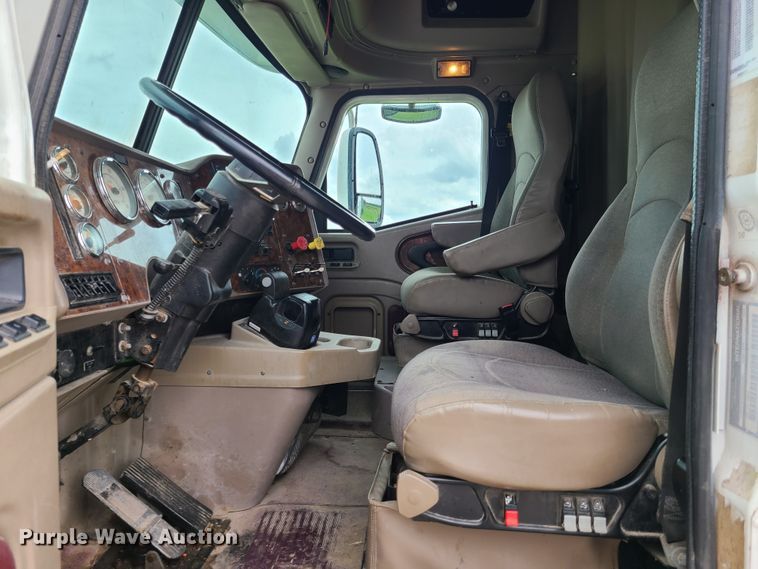 image for item GY9545 2005 International 9200i  semi truck