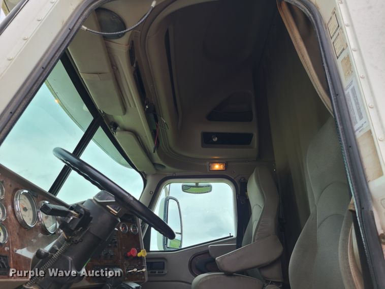 image for item GY9545 2005 International 9200i  semi truck