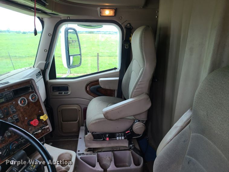 image for item GY9545 2005 International 9200i  semi truck