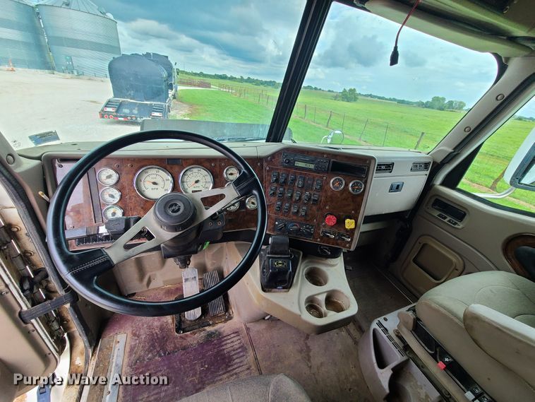 image for item GY9545 2005 International 9200i  semi truck