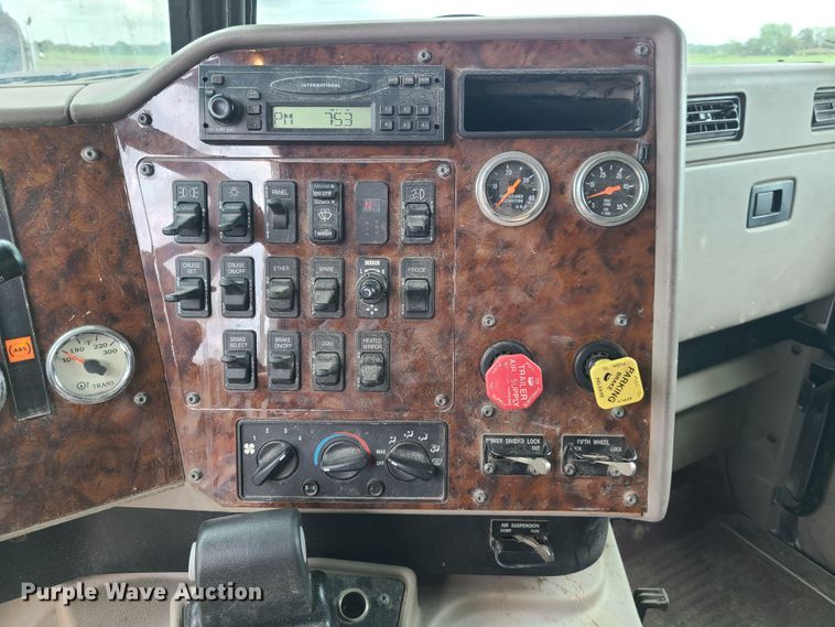 image for item GY9545 2005 International 9200i  semi truck