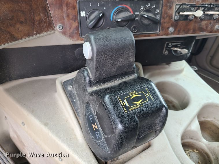 image for item GY9545 2005 International 9200i  semi truck