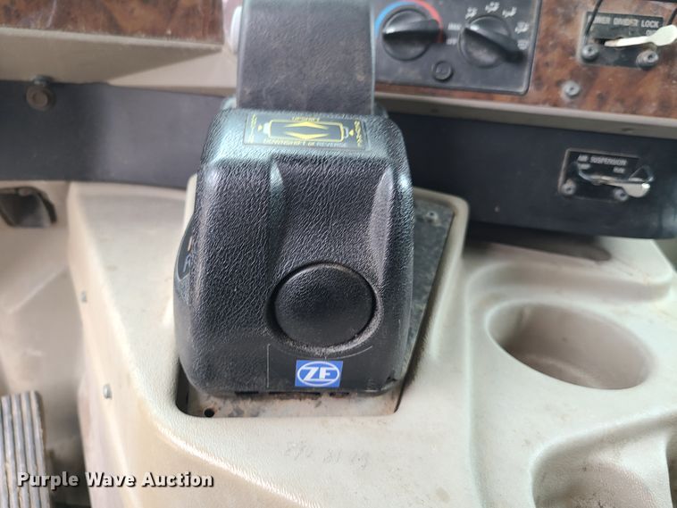 image for item GY9545 2005 International 9200i  semi truck