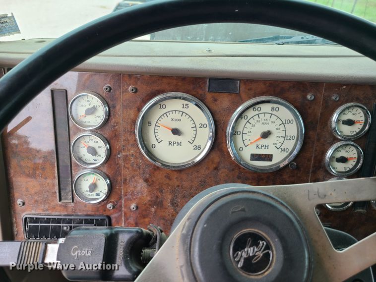 image for item GY9545 2005 International 9200i  semi truck