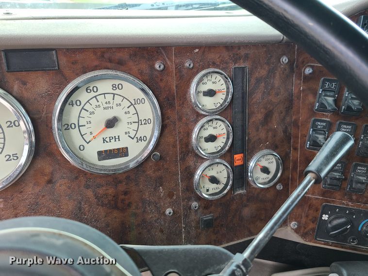 image for item GY9545 2005 International 9200i  semi truck