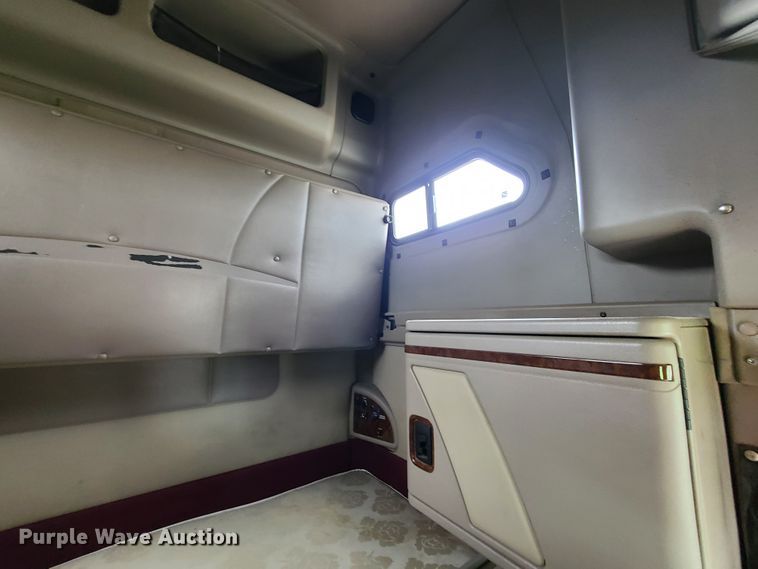 image for item GY9545 2005 International 9200i  semi truck