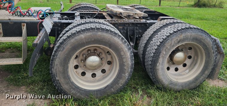 image for item GY9545 2005 International 9200i  semi truck