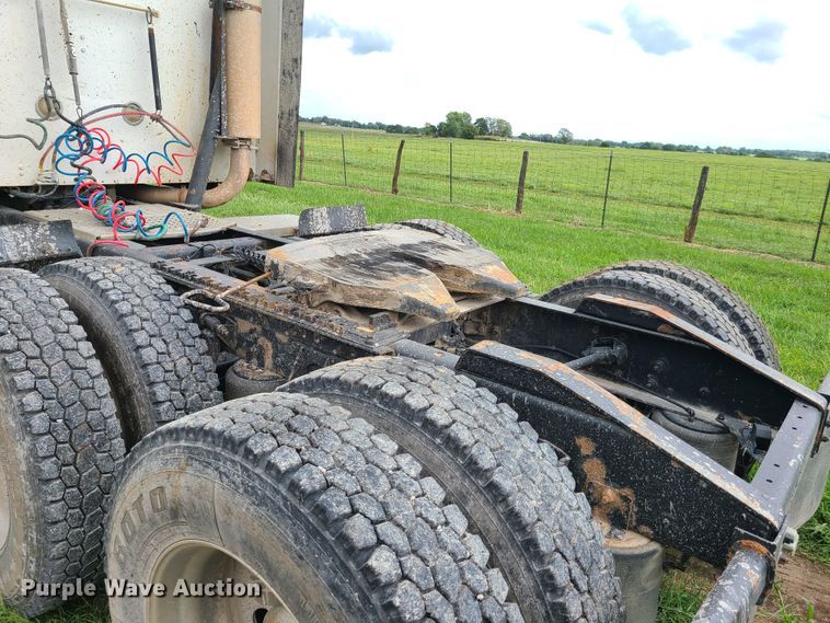 image for item GY9545 2005 International 9200i  semi truck