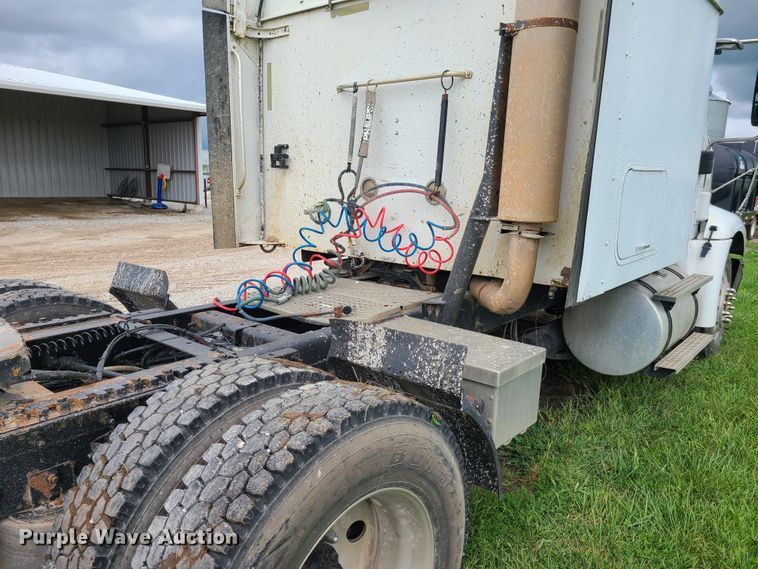 image for item GY9545 2005 International 9200i  semi truck