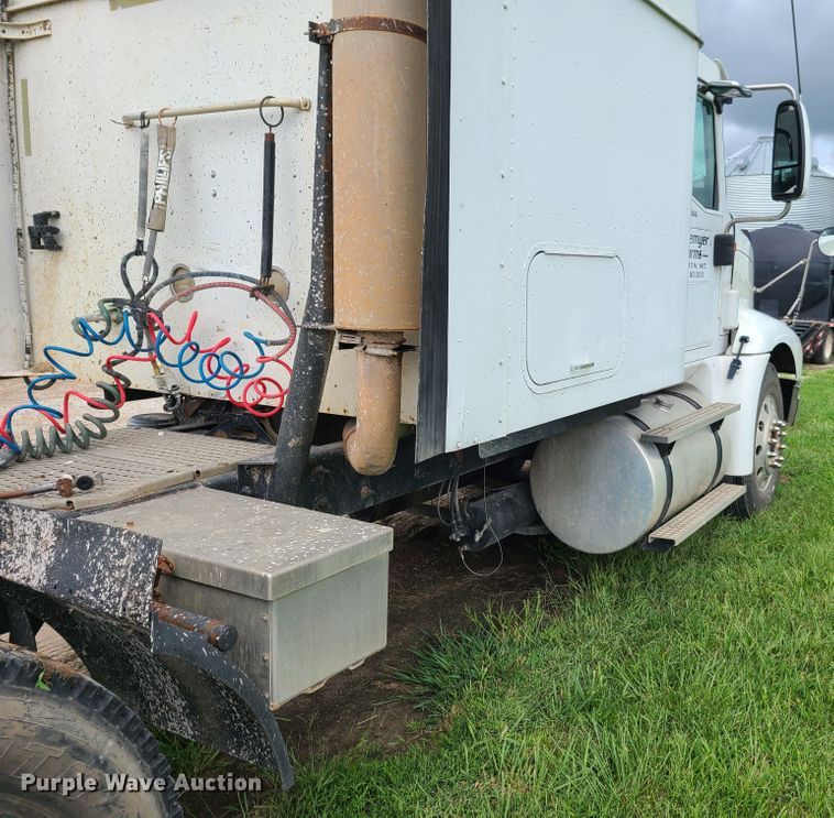 image for item GY9545 2005 International 9200i  semi truck