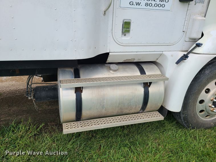 image for item GY9545 2005 International 9200i  semi truck