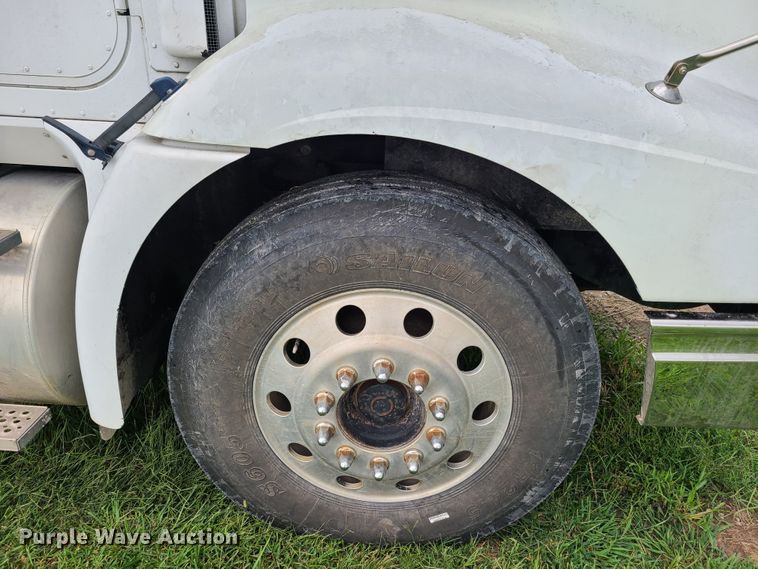 image for item GY9545 2005 International 9200i  semi truck