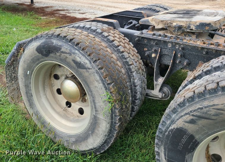 image for item GY9545 2005 International 9200i  semi truck