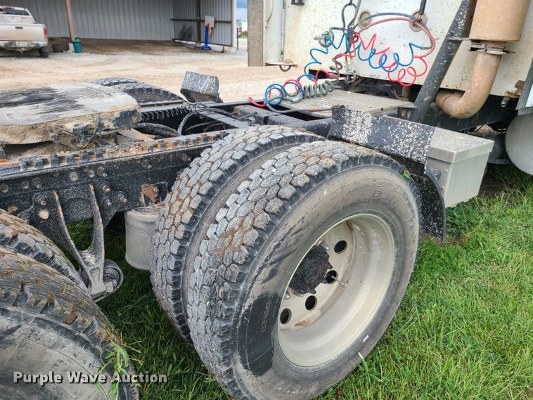 image for item GY9545 2005 International 9200i  semi truck