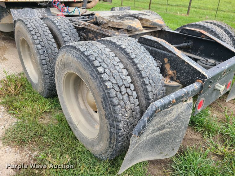 image for item GY9545 2005 International 9200i  semi truck