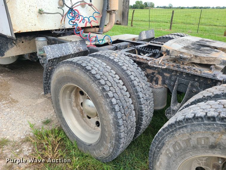 image for item GY9545 2005 International 9200i  semi truck