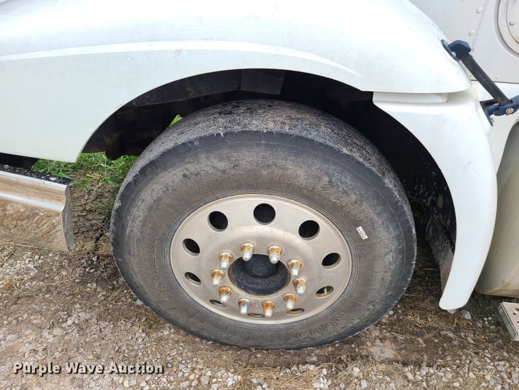 image for item GY9545 2005 International 9200i  semi truck