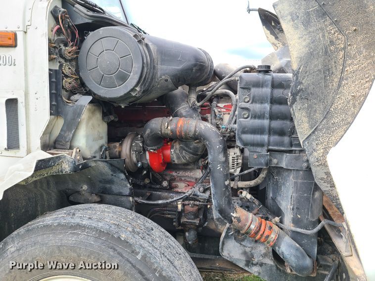 image for item GY9545 2005 International 9200i  semi truck