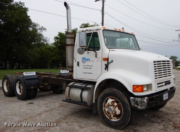 image for item HJ9640 1997 International 8100  truck cab and chassis